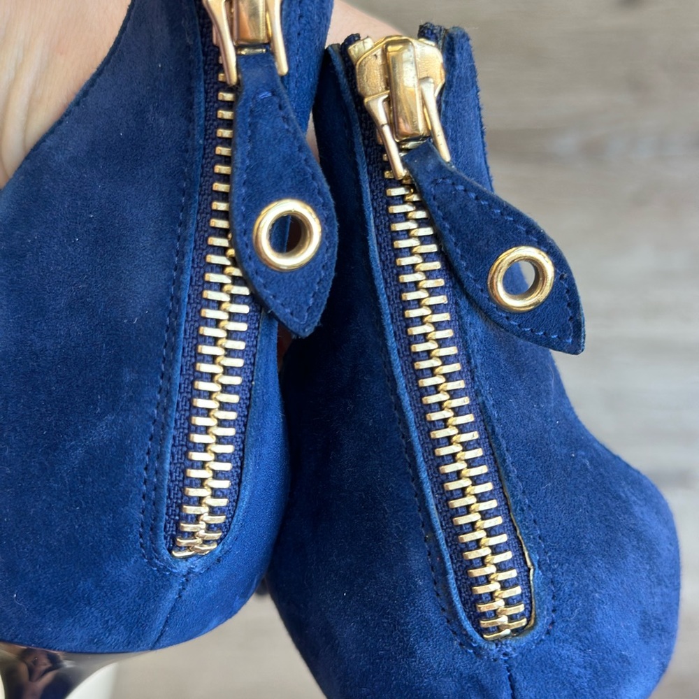Louis Vuitton caged blue suede Stilletos . Never worn. Rare. - Picture 6 of 6